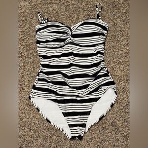 Women's size medium 8, 8/10 Catalina Black and White Striped swimsuit beach pool